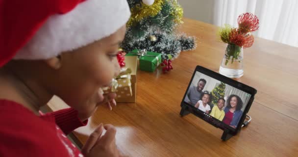 Noel Baba Şapkalı Afrikalı Amerikalı Bir Kadın Noel Için Tablet — Stok video