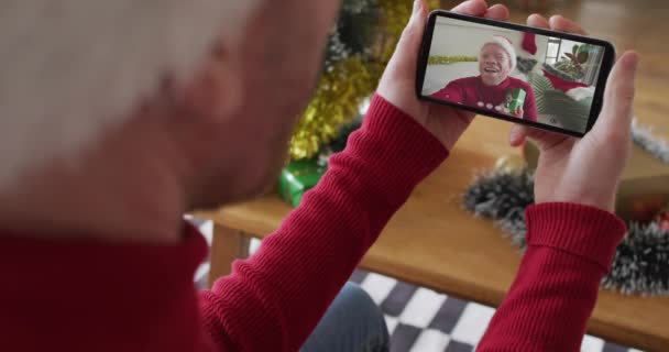 Καυκάσιος Καπέλο Σάντα Που Χρησιμοποιεί Smartphone Για Χριστουγεννιάτικη Βιντεοκλήση Άντρα — Αρχείο Βίντεο