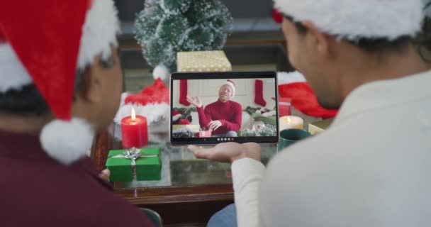 儿子挥手 用平板电脑和男人在屏幕上进行圣诞视频通话 圣诞节 节日和通信技术 — 图库视频影像