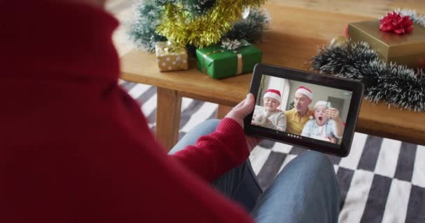 Καυκάσιος Χρησιμοποιεί Τάμπλετ Για Χριστουγεννιάτικη Βιντεοκλήση Χαμογελαστή Οικογένεια Στην Οθόνη — Αρχείο Βίντεο
