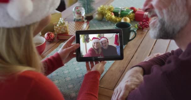 Sorridente Coppia Caucasica Con Cappelli Babbo Natale Utilizzando Tablet Videochiamata — Video Stock