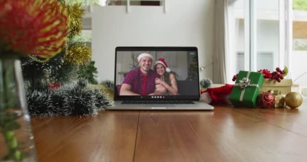 Усміхнена Біла Пара Носить Капелюхи Санти Різдвяному Відеозв Язку Ноутбуці — стокове відео