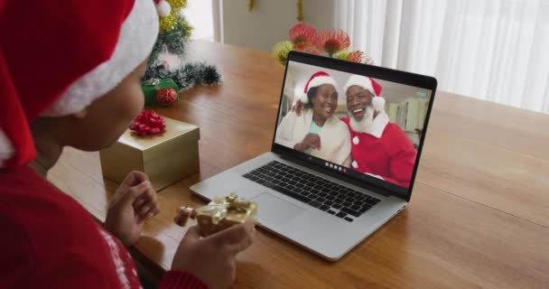 Afroamerikansk Kvinna Med Tomte Hatt Använder Laptop För Jul Videosamtal — Stockvideo