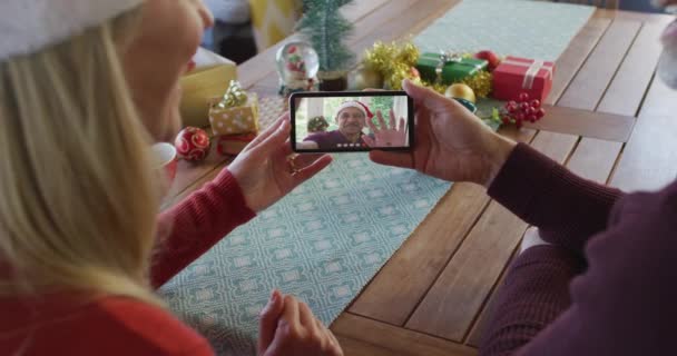 Coppia Caucasica Con Cappelli Babbo Natale Utilizzando Smartphone Videochiamate Natalizie — Video Stock