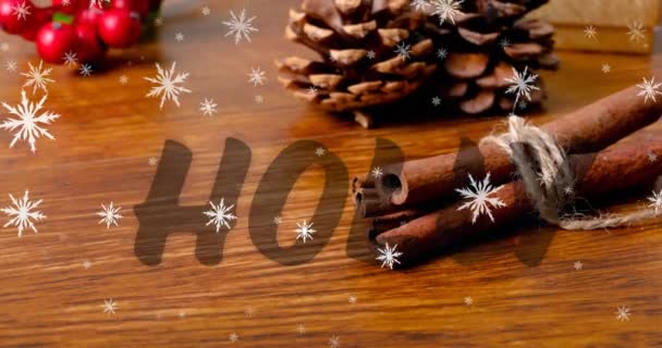 雪の落下やテーブルの上でクリスマスの装飾上のホリーテキストのアニメーション クリスマス 伝統とお祝いのコンセプトデジタルで生成されたビデオ — ストック動画