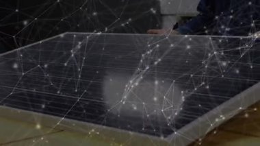 Güneş panelleri üzerinden bağlantı ağının animasyonu ve arka planda erkek mühendis. Dijital olarak üretilen güneş enerjisi, sürdürülebilirlik ve yeşil enerji kavramı.