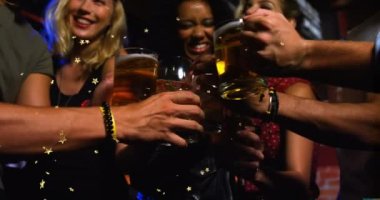 Arkadaşların tost yapıp eğlenmesi yerine altın yıldızların animasyonu. Noel ve yeni yıl partisi konsepti dijital olarak oluşturuldu.