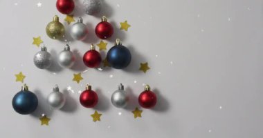 Mücevherler üzerine Mutlu Noeller mesajı animasyonu. Noel, kış, gelenek ve kutlama konsepti dijital olarak oluşturulmuş video.