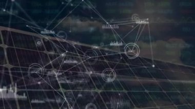 Arka plandaki güneş panelleri üzerinden bağlantı ağının animasyonu. Dijital olarak üretilen güneş enerjisi, sürdürülebilirlik ve yeşil enerji kavramı.
