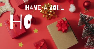 Noel süsleri ve hediyeler üzerine neşeli bir tatil metni yazmanın animasyonu. Noel, gelenek ve kutlama konsepti dijital olarak oluşturuldu.