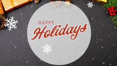 Kar yağışı, Noel süsü ve hediyeler üzerine mutlu bayramlar mesajı. Noel, kış, gelenek ve kutlama konsepti dijital olarak oluşturulmuş video.