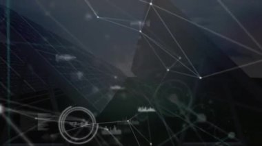 Arka plandaki güneş panelleri üzerinden bağlantı ağının animasyonu. Dijital olarak üretilen güneş enerjisi, sürdürülebilirlik ve yeşil enerji kavramı.