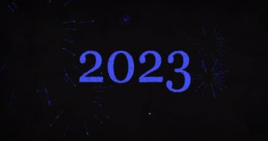 2023 'ün animasyonu ve siyah arka planda patlayan mavi havai fişekler. Dijital ortamda üretilen yeni yıl partisi konsepti.