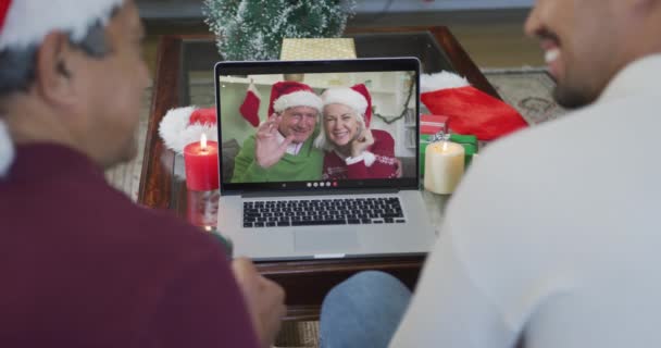 Usmívající Biracial Otec Synem Pomocí Notebooku Pro Vánoční Video Hovor — Stock video