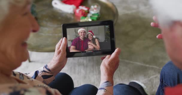 Senior Pareja Caucásica Utilizando Tableta Para Videollamada Navidad Con Una — Vídeos de Stock