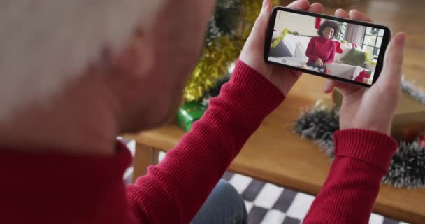 Καυκάσιος Άνδρας Καπέλο Santa Χρησιμοποιώντας Smartphone Για Χριστουγεννιάτικη Βιντεοκλήση Γυναίκα — Αρχείο Βίντεο