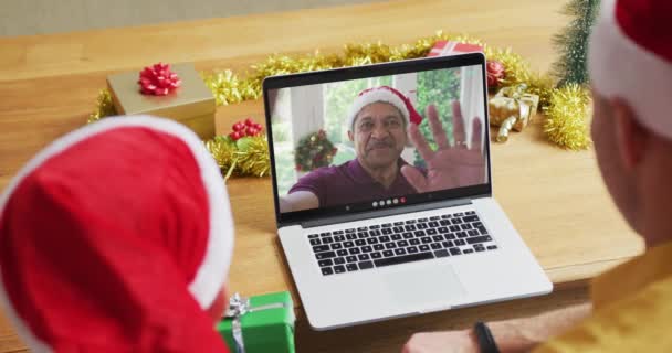 Padre Caucasico Con Figlio Con Cappelli Babbo Natale Che Usa — Video Stock