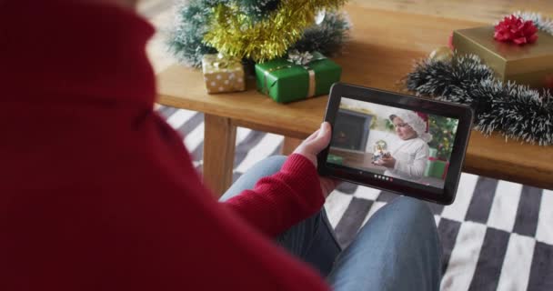 Beyaz Adam Ekranda Gülümseyen Çocukla Birlikte Noel Görüntüsü Için Tablet — Stok video