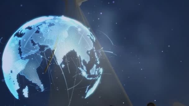 Arka Planda Rüzgar Türbini Erkek Mühendis Üzerinden Dünya Ile Bağlantı — Stok video