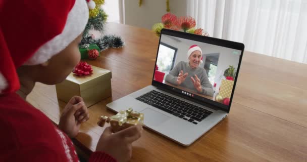 Afro Americana Com Chapéu Papai Noel Usando Laptop Para Chamada — Vídeo de Stock