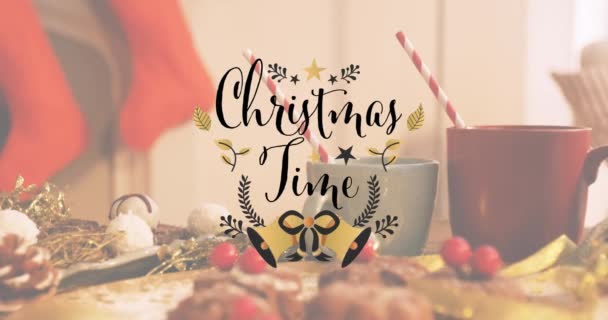 Κινούμενα Σχέδια Χαρούμενα Χριστούγεννα Timetext Πάνω Από Χριστουγεννιάτικες Διακοσμήσεις Και — Αρχείο Βίντεο