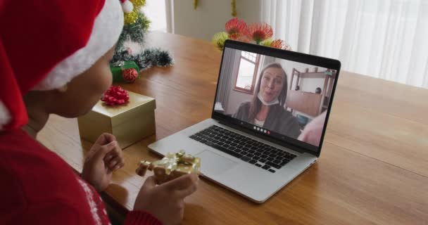 Afroamerikansk Kvinna Med Tomte Hatt Använder Laptop För Jul Videosamtal — Stockvideo
