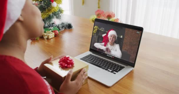 Mujer Afroamericana Con Sombrero Santa Usando Ordenador Portátil Para Videollamada — Vídeo de stock