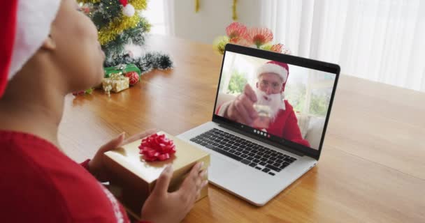 Африканская Американка Шляпе Санты Использует Ноутбук Рождественского Видео Звонка Сантой — стоковое видео