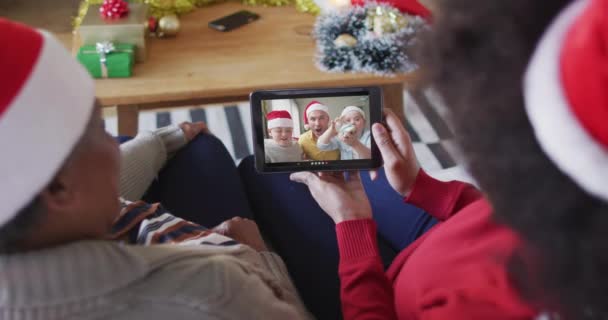 Afrikai Amerikai Anya Lánya Táblagépet Használ Karácsonyi Videohívásra Családdal Képernyőn — Stock videók