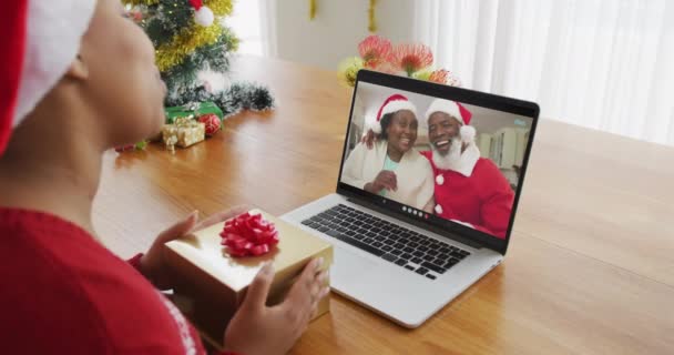 Mulher Afro Americana Com Chapéu Papai Noel Usando Laptop Para — Vídeo de Stock