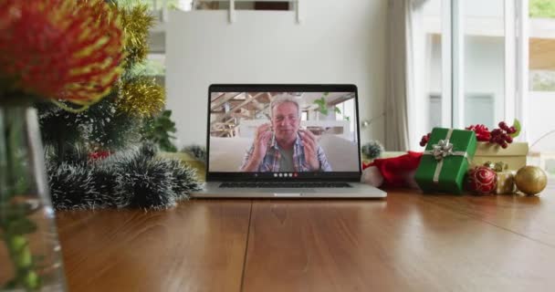 Glimlachende Blanke Man Zwaaiend Kerst Videogesprek Laptop Kerstmis Festiviteit Communicatietechnologie — Stockvideo