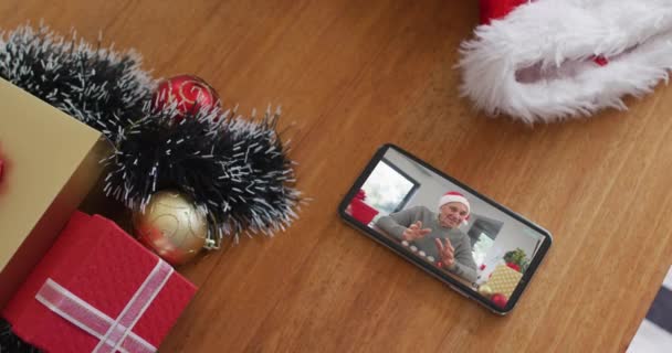 Sonriente Hombre Caucásico Con Sombrero Santa Videollamada Navidad Teléfono Inteligente — Vídeos de Stock