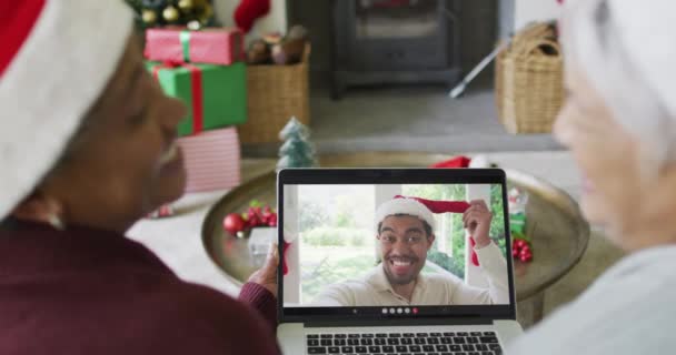 Dvě Různé Starší Kamarádky Které Používají Notebook Pro Vánoční Video — Stock video