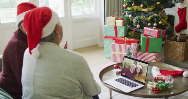 Due Amiche Anziane Diverse Utilizzando Computer Portatile Videochiamata Natale Con — Video Stock