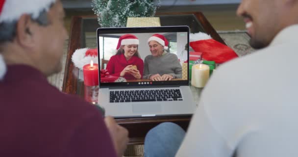 Улыбающийся Двуличный Отец Сыном Использующий Ноутбук Рождественского Видео Звонка Семьей — стоковое видео