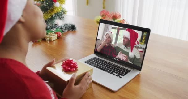 Afroamerykanka Kapeluszu Laptopem Gwiazdkę Rodziną Ekranie Boże Narodzenie Uroczystość Technologie — Wideo stockowe