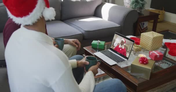 Biracial Pai Com Filho Usando Laptop Para Chamada Vídeo Natal — Vídeo de Stock