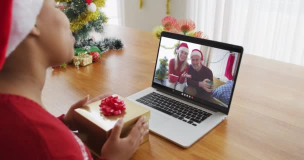 Afrikansk Amerikansk Kvinna Med Tomte Hatt Använder Laptop För Jul — Stockvideo