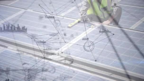 Güneş Panelleri Üzerinden Bağlantı Ağının Animasyonu Arka Planda Erkek Mühendis — Stok video