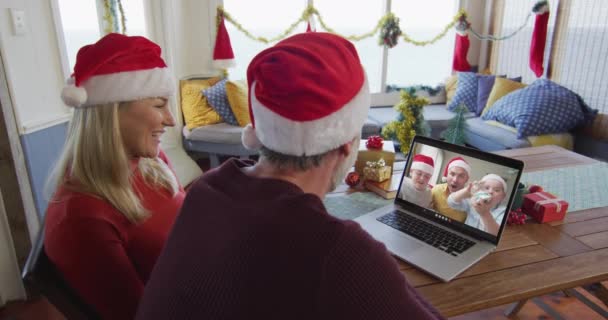 Casal Caucasiano Com Chapéus Papai Noel Usando Laptop Para Chamada — Vídeo de Stock