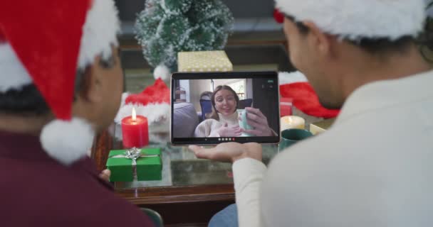儿子挥手 用平板电脑和屏幕上的女人打圣诞视频电话 圣诞节 节日和通信技术 — 图库视频影像