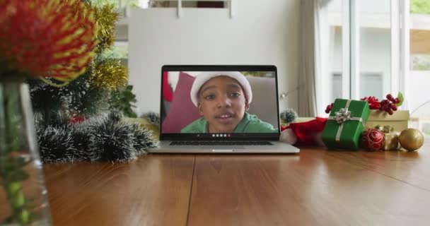 在笔记本电脑上笑着一个戴着圣诞礼帽的非洲裔美国男孩 圣诞节 节日和通信技术 — 图库视频影像