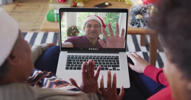 Африканская Американская Мать Дочь Используют Ноутбук Рождественского Видео Звонка Мужчиной — стоковое видео
