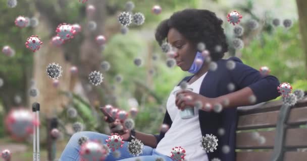 Анимирование Ковий Клеток Над Африканской Женщиной Маской Лица Помощью Смартфона — стоковое видео