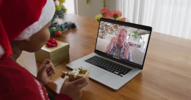 Африканская Американка Шляпе Санты Использует Ноутбук Рождественского Видеозвонка Мужчиной Экране — стоковое видео