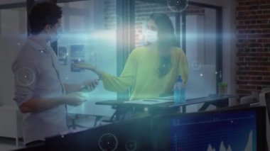 Ofiste çalışan erkek ve kadın yaratıcı maske takan iş arkadaşları üzerinde ağ animasyonu. covid pandemik konsept sırasında dijital olarak oluşturulan küresel iletişim ağı teknolojisi.