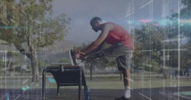 Protez bacaklı erkek sporcunun dışarıda egzersiz yapması üzerine veri işleme animasyonu. spor, başarı ve iletişim teknolojisi konsepti, dijital olarak üretilen video.