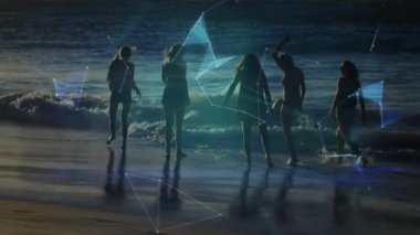 Güneşli plajda yürüyen kadın arkadaşların üzerinde ışıldayan küresel ağın animasyonu. küresel iletişim teknolojisi, boş zaman ve seyahat konsepti dijital olarak oluşturulmuş video.