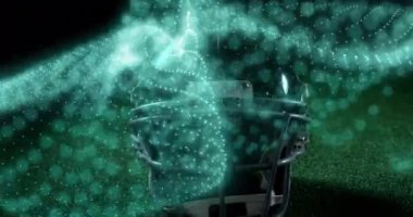 Amerikan futbol kaskının üzerinde parlayan molekül ağının animasyonu. spor, rekabet ve teknoloji konsepti, dijital olarak üretilen video.