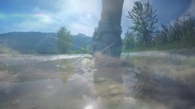 Kırsal kesimde koşan bir kadının iletişim ağının animasyonu. küresel iletişim teknolojisi, boş zaman ve seyahat konsepti dijital olarak oluşturulmuş video.